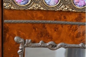 中古　美品　イタリア　マリネール風　真鍮(ブラス)飾り付き　マホガニー材　象嵌入り　細部まで施された豪華な装飾とエレガントな佇まいが美しい縦型キャビネット(ガラスケース、ショーケース、ディスプレイケース、キュリオケース、飾り棚、陳列棚、収納棚、店舗什器)(定価約60万円)(R-083747)