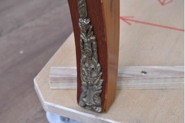 中古　美品　イタリア　マリネール風　真鍮(ブラス)飾り付き　マホガニー材　象嵌入り　細部まで施された豪華な装飾とエレガントな佇まいが美しい縦型キャビネット(ガラスケース、ショーケース、ディスプレイケース、キュリオケース、飾り棚、陳列棚、収納棚、店舗什器)(定価約60万円)(R-083747)