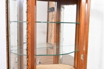 中古　美品　イタリア　マリネール風　真鍮(ブラス)飾り付き　マホガニー材　象嵌入り　細部まで施された豪華な装飾とエレガントな佇まいが美しい縦型キャビネット(ガラスケース、ショーケース、ディスプレイケース、キュリオケース、飾り棚、陳列棚、収納棚、店舗什器)(定価約60万円)(R-083747)