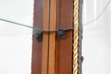 中古　美品　イタリア　マリネール風　真鍮(ブラス)飾り付き　マホガニー材　象嵌入り　細部まで施された豪華な装飾とエレガントな佇まいが美しい縦型キャビネット(ガラスケース、ショーケース、ディスプレイケース、キュリオケース、飾り棚、陳列棚、収納棚、店舗什器)(定価約60万円)(R-083747)