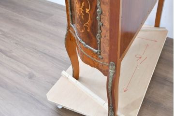 中古　美品　イタリア　マリネール風　真鍮(ブラス)飾り付き　マホガニー材　象嵌入り　細部まで施された豪華な装飾とエレガントな佇まいが美しい縦型キャビネット(ガラスケース、ショーケース、ディスプレイケース、キュリオケース、飾り棚、陳列棚、収納棚、店舗什器)(定価約60万円)(R-083747)