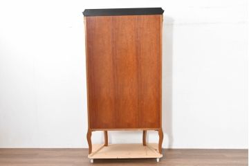 中古　美品　イタリア　マリネール風　真鍮(ブラス)飾り付き　マホガニー材　象嵌入り　細部まで施された豪華な装飾とエレガントな佇まいが美しい縦型キャビネット(ガラスケース、ショーケース、ディスプレイケース、キュリオケース、飾り棚、陳列棚、収納棚、店舗什器)(定価約60万円)(R-083747)