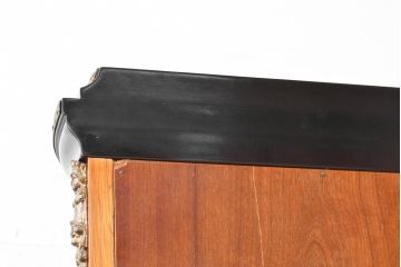中古　美品　イタリア　マリネール風　真鍮(ブラス)飾り付き　マホガニー材　象嵌入り　細部まで施された豪華な装飾とエレガントな佇まいが美しい縦型キャビネット(ガラスケース、ショーケース、ディスプレイケース、キュリオケース、飾り棚、陳列棚、収納棚、店舗什器)(定価約60万円)(R-083747)
