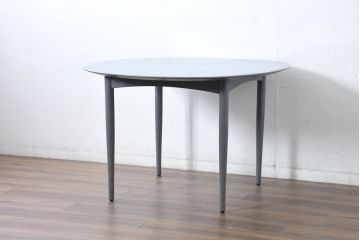 中古　美品　展示品　希少品　デンマーク　高級家具ブランド　クルーガーブラザーズ(Brdr. Kruger)　ブローデル・クルーガー　オーク材　JARI(ジャリ、ヤリ)　北欧スタイルの空間づくりにおすすめなダイニングテーブル(2人掛け、4人掛け)(定価約70万円)(R-083749)