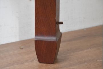 中国ビンテージ　花梨(カリン)材　洗練されたデザインが空間のアクセントになるガラストップローテーブル(丸テーブル、センターテーブル、リビングテーブル、ヴィンテージ)(R-083756)