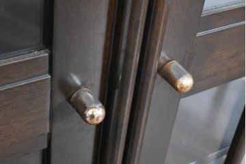 中古　美品　高級品　モリシゲ(MORISHIGE/森繁)　落ち着きのある和モダンデザインが魅力的な三面ガラスキャビネット(ガラスケース、ショーケース、収納棚、戸棚、飾り棚、陳列棚、店舗什器)(定価約70万円)(R-083757)