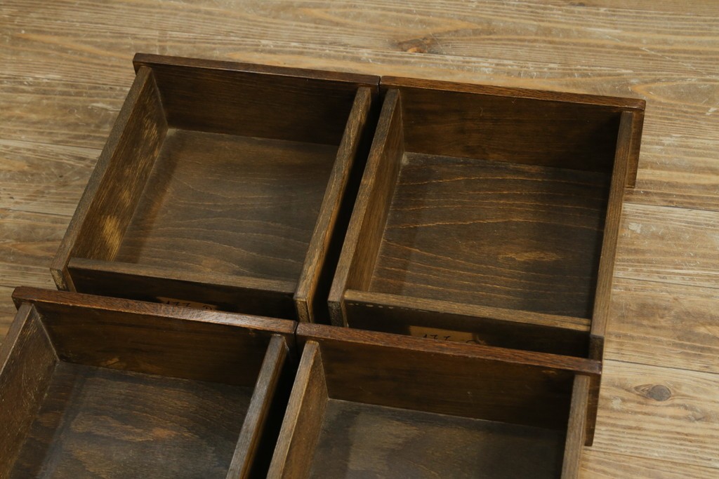 中古　美品　オーク材　小振りなサイズが使いやすい!ダッチカントリースタイルのサイドチェスト　(R-083759)