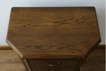 中古　美品　オーク材　小振りなサイズが使いやすい!ダッチカントリースタイルのサイドチェスト　(R-083759)