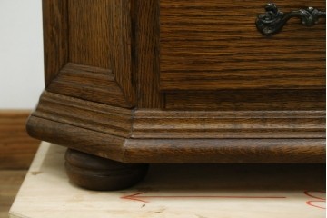 中古　美品　オーク材　小振りなサイズが使いやすい!ダッチカントリースタイルのサイドチェスト　(R-083759)