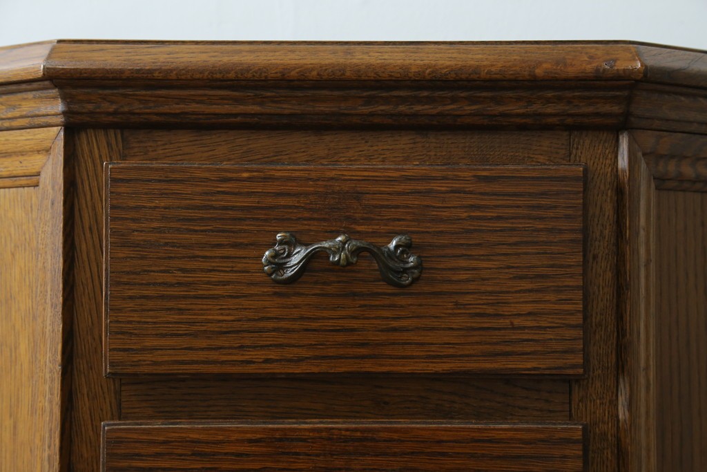 中古　美品　オーク材　小振りなサイズが使いやすい!ダッチカントリースタイルのサイドチェスト　(R-083759)