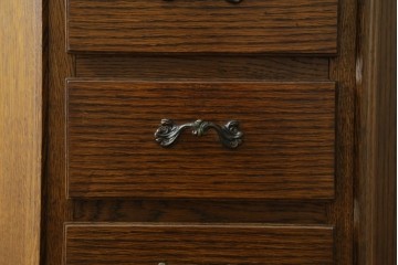 中古　美品　オーク材　小振りなサイズが使いやすい!ダッチカントリースタイルのサイドチェスト　(R-083759)