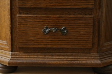 中古　美品　オーク材　小振りなサイズが使いやすい!ダッチカントリースタイルのサイドチェスト　(R-083759)