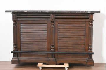 中古　美品　希少な廃番品　アシュレイファニチャー(Ashley Furniture)　クラシックな佇まいで空間を格調高く演出するアンティーク調の重厚なバーカウンター(バーキャビネット、ワインキャビネット、ワインラック、キッチンカウンター、収納棚、戸棚)(定価約55万円)(R-083760)