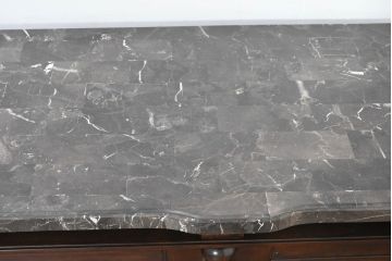 中古　美品　希少な廃番品　アシュレイファニチャー(Ashley Furniture)　クラシックな佇まいで空間を格調高く演出するアンティーク調の重厚なバーカウンター(バーキャビネット、ワインキャビネット、ワインラック、キッチンカウンター、収納棚、戸棚)(定価約55万円)(R-083760)