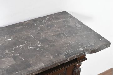 中古　美品　希少な廃番品　アシュレイファニチャー(Ashley Furniture)　クラシックな佇まいで空間を格調高く演出するアンティーク調の重厚なバーカウンター(バーキャビネット、ワインキャビネット、ワインラック、キッチンカウンター、収納棚、戸棚)(定価約55万円)(R-083760)