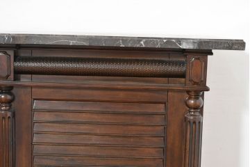中古　美品　希少な廃番品　アシュレイファニチャー(Ashley Furniture)　クラシックな佇まいで空間を格調高く演出するアンティーク調の重厚なバーカウンター(バーキャビネット、ワインキャビネット、ワインラック、キッチンカウンター、収納棚、戸棚)(定価約55万円)(R-083760)