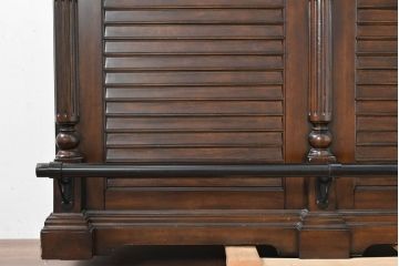 中古　美品　希少な廃番品　アシュレイファニチャー(Ashley Furniture)　クラシックな佇まいで空間を格調高く演出するアンティーク調の重厚なバーカウンター(バーキャビネット、ワインキャビネット、ワインラック、キッチンカウンター、収納棚、戸棚)(定価約55万円)(R-083760)