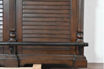 中古　美品　希少な廃番品　アシュレイファニチャー(Ashley Furniture)　クラシックな佇まいで空間を格調高く演出するアンティーク調の重厚なバーカウンター(バーキャビネット、ワインキャビネット、ワインラック、キッチンカウンター、収納棚、戸棚)(定価約55万円)(R-083760)