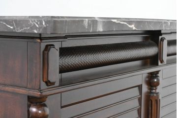 中古　美品　希少な廃番品　アシュレイファニチャー(Ashley Furniture)　クラシックな佇まいで空間を格調高く演出するアンティーク調の重厚なバーカウンター(バーキャビネット、ワインキャビネット、ワインラック、キッチンカウンター、収納棚、戸棚)(定価約55万円)(R-083760)