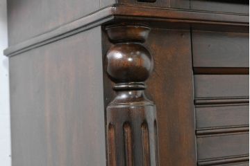 中古　美品　希少な廃番品　アシュレイファニチャー(Ashley Furniture)　クラシックな佇まいで空間を格調高く演出するアンティーク調の重厚なバーカウンター(バーキャビネット、ワインキャビネット、ワインラック、キッチンカウンター、収納棚、戸棚)(定価約55万円)(R-083760)