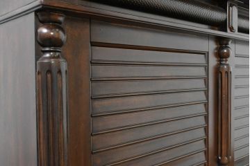 中古　美品　希少な廃番品　アシュレイファニチャー(Ashley Furniture)　クラシックな佇まいで空間を格調高く演出するアンティーク調の重厚なバーカウンター(バーキャビネット、ワインキャビネット、ワインラック、キッチンカウンター、収納棚、戸棚)(定価約55万円)(R-083760)