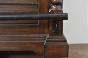 中古　美品　希少な廃番品　アシュレイファニチャー(Ashley Furniture)　クラシックな佇まいで空間を格調高く演出するアンティーク調の重厚なバーカウンター(バーキャビネット、ワインキャビネット、ワインラック、キッチンカウンター、収納棚、戸棚)(定価約55万円)(R-083760)