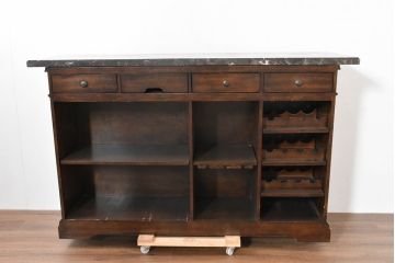 中古　美品　希少な廃番品　アシュレイファニチャー(Ashley Furniture)　クラシックな佇まいで空間を格調高く演出するアンティーク調の重厚なバーカウンター(バーキャビネット、ワインキャビネット、ワインラック、キッチンカウンター、収納棚、戸棚)(定価約55万円)(R-083760)