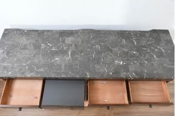 中古　美品　希少な廃番品　アシュレイファニチャー(Ashley Furniture)　クラシックな佇まいで空間を格調高く演出するアンティーク調の重厚なバーカウンター(バーキャビネット、ワインキャビネット、ワインラック、キッチンカウンター、収納棚、戸棚)(定価約55万円)(R-083760)