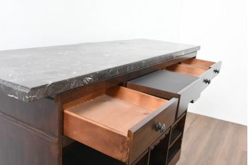 中古　美品　希少な廃番品　アシュレイファニチャー(Ashley Furniture)　クラシックな佇まいで空間を格調高く演出するアンティーク調の重厚なバーカウンター(バーキャビネット、ワインキャビネット、ワインラック、キッチンカウンター、収納棚、戸棚)(定価約55万円)(R-083760)