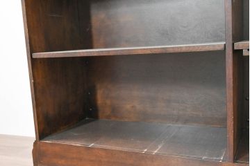中古　美品　希少な廃番品　アシュレイファニチャー(Ashley Furniture)　クラシックな佇まいで空間を格調高く演出するアンティーク調の重厚なバーカウンター(バーキャビネット、ワインキャビネット、ワインラック、キッチンカウンター、収納棚、戸棚)(定価約55万円)(R-083760)