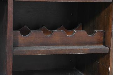 中古　美品　希少な廃番品　アシュレイファニチャー(Ashley Furniture)　クラシックな佇まいで空間を格調高く演出するアンティーク調の重厚なバーカウンター(バーキャビネット、ワインキャビネット、ワインラック、キッチンカウンター、収納棚、戸棚)(定価約55万円)(R-083760)