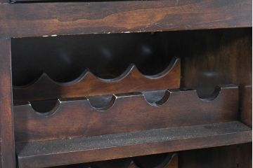 中古　美品　希少な廃番品　アシュレイファニチャー(Ashley Furniture)　クラシックな佇まいで空間を格調高く演出するアンティーク調の重厚なバーカウンター(バーキャビネット、ワインキャビネット、ワインラック、キッチンカウンター、収納棚、戸棚)(定価約55万円)(R-083760)