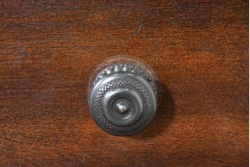 中古　美品　希少な廃番品　アシュレイファニチャー(Ashley Furniture)　クラシックな佇まいで空間を格調高く演出するアンティーク調の重厚なバーカウンター(バーキャビネット、ワインキャビネット、ワインラック、キッチンカウンター、収納棚、戸棚)(定価約55万円)(R-083760)