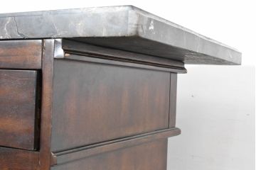 中古　美品　希少な廃番品　アシュレイファニチャー(Ashley Furniture)　クラシックな佇まいで空間を格調高く演出するアンティーク調の重厚なバーカウンター(バーキャビネット、ワインキャビネット、ワインラック、キッチンカウンター、収納棚、戸棚)(定価約55万円)(R-083760)