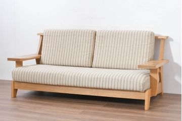 中古　美品　大分県　手作り家具メーカー　イーストウッド(EAST WOOD)　イトウ　タモ材?　ナチュラルテイストの空間づくりに活躍する2人掛けソファ(2P、二人掛け、アームソファ)(定価約25万円)(R-083763)