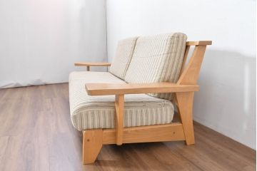 中古　美品　大分県　手作り家具メーカー　イーストウッド(EAST WOOD)　イトウ　タモ材?　ナチュラルテイストの空間づくりに活躍する2人掛けソファ(2P、二人掛け、アームソファ)(定価約25万円)(R-083763)
