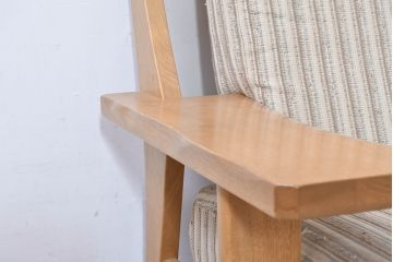 中古　美品　大分県　手作り家具メーカー　イーストウッド(EAST WOOD)　イトウ　タモ材?　ナチュラルテイストの空間づくりに活躍する2人掛けソファ(2P、二人掛け、アームソファ)(定価約25万円)(R-083763)