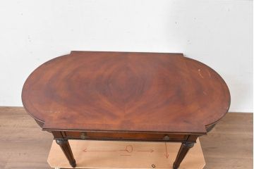 中古　アメリカ高級輸入家具　マホガニー材　引き出し付き　上質な風合いとエレガントなデザインが魅力のローテーブル(センターテーブル、リビングテーブル)(R-083764)