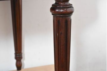 中古　アメリカ高級輸入家具　マホガニー材　引き出し付き　上質な風合いとエレガントなデザインが魅力のローテーブル(センターテーブル、リビングテーブル)(R-083764)