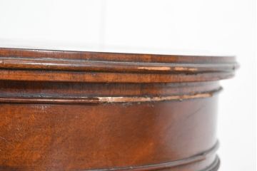 中古　アメリカ高級輸入家具　マホガニー材　引き出し付き　上質な風合いとエレガントなデザインが魅力のローテーブル(センターテーブル、リビングテーブル)(R-083764)