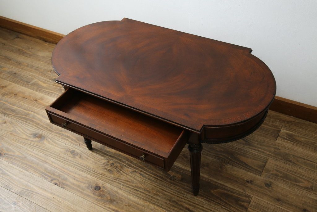 中古　アメリカ高級輸入家具　マホガニー材　引き出し付き　上質な風合いとエレガントなデザインが魅力のローテーブル(センターテーブル、リビングテーブル)(R-083764)
