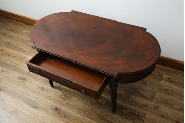 中古　アメリカ高級輸入家具　マホガニー材　引き出し付き　上質な風合いとエレガントなデザインが魅力のローテーブル(センターテーブル、リビングテーブル)(R-083764)