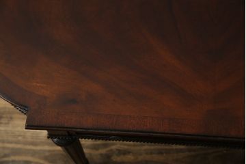 中古　アメリカ高級輸入家具　マホガニー材　引き出し付き　上質な風合いとエレガントなデザインが魅力のローテーブル(センターテーブル、リビングテーブル)(R-083764)