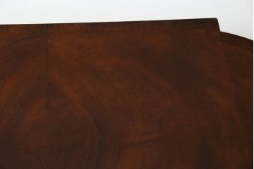 中古　アメリカ高級輸入家具　マホガニー材　引き出し付き　上質な風合いとエレガントなデザインが魅力のローテーブル(センターテーブル、リビングテーブル)(R-083764)