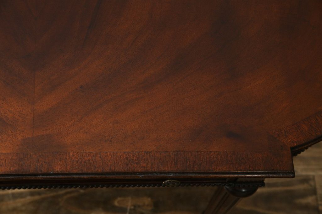 中古　アメリカ高級輸入家具　マホガニー材　引き出し付き　上質な風合いとエレガントなデザインが魅力のローテーブル(センターテーブル、リビングテーブル)(R-083764)