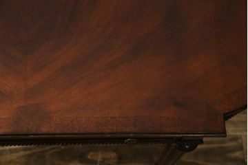 中古　アメリカ高級輸入家具　マホガニー材　引き出し付き　上質な風合いとエレガントなデザインが魅力のローテーブル(センターテーブル、リビングテーブル)(R-083764)