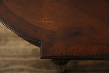 中古　アメリカ高級輸入家具　マホガニー材　引き出し付き　上質な風合いとエレガントなデザインが魅力のローテーブル(センターテーブル、リビングテーブル)(R-083764)