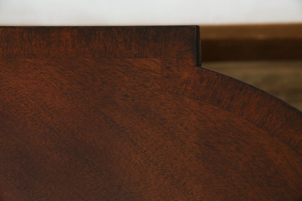 中古　アメリカ高級輸入家具　マホガニー材　引き出し付き　上質な風合いとエレガントなデザインが魅力のローテーブル(センターテーブル、リビングテーブル)(R-083764)