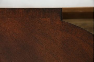 中古　アメリカ高級輸入家具　マホガニー材　引き出し付き　上質な風合いとエレガントなデザインが魅力のローテーブル(センターテーブル、リビングテーブル)(R-083764)