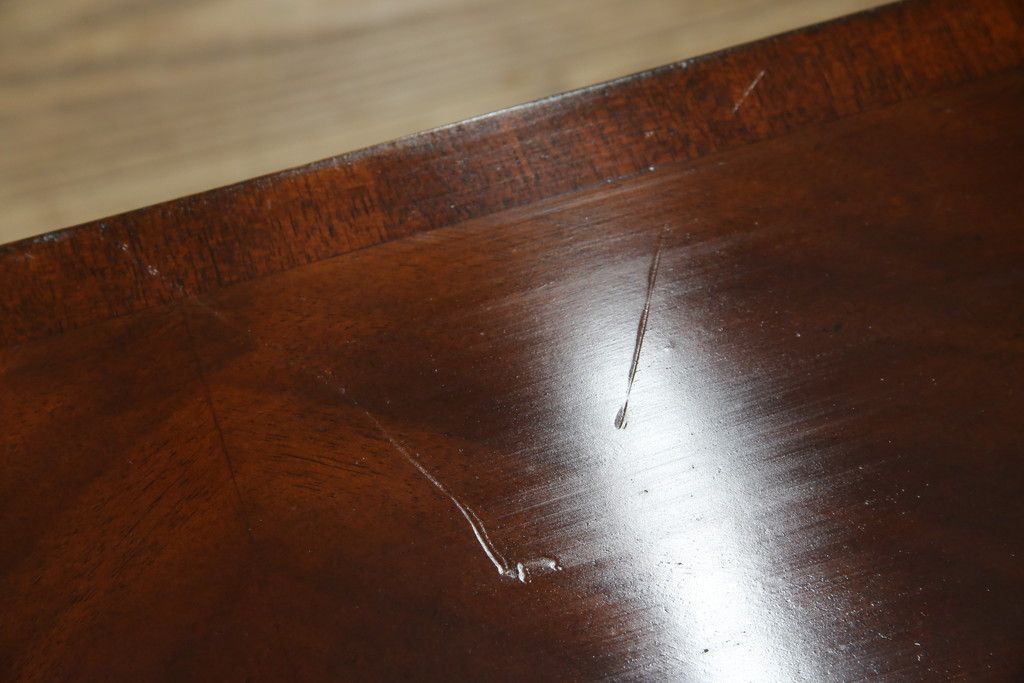 中古　アメリカ高級輸入家具　マホガニー材　引き出し付き　上質な風合いとエレガントなデザインが魅力のローテーブル(センターテーブル、リビングテーブル)(R-083764)